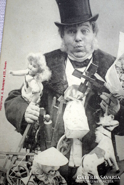 Antik humoros Szilveszteri fotó képeslap cilinderes úriember rengeteg ajándékkal csokor baba hintaló