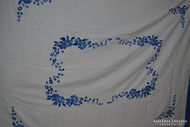 Large applique decorated table cloth