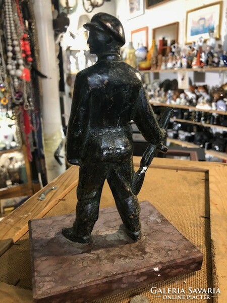 Worker statue, cast iron, 14 cm high.