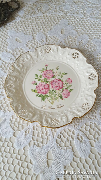English limited numbered decorative plate from the Gardens of Victoria series