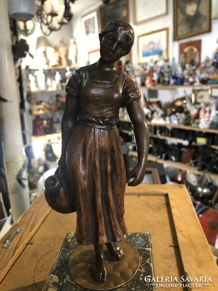 Szecessziós bronz szobor, vizhordó kislány, 22 cm-es alkotás.