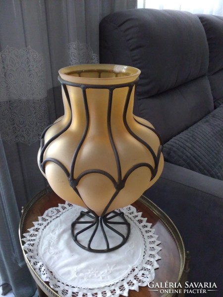 Kralik ketrecbe zárt üveg váza az 1920-as évekből