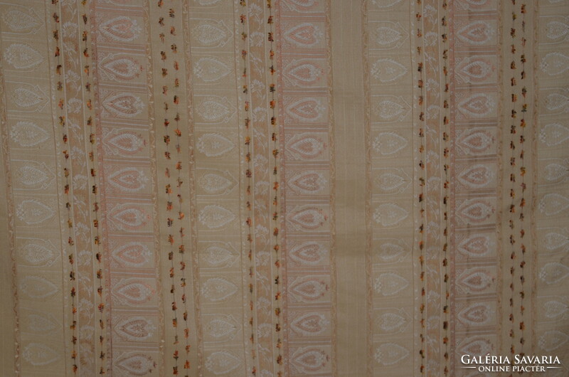 Lined tablecloth with a woven pattern in its large material