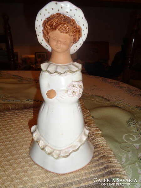 Kerámia kislány , karján virágcsokorral  , F . Z . szignóval  , 22 cm