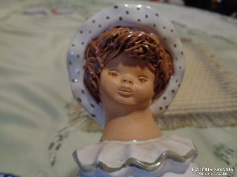 Kerámia kislány , karján virágcsokorral  , F . Z . szignóval  , 22 cm