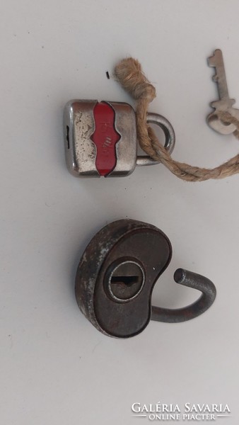 (K) 2 small padlocks
