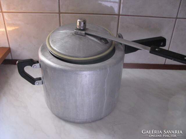 Retro cooking pot