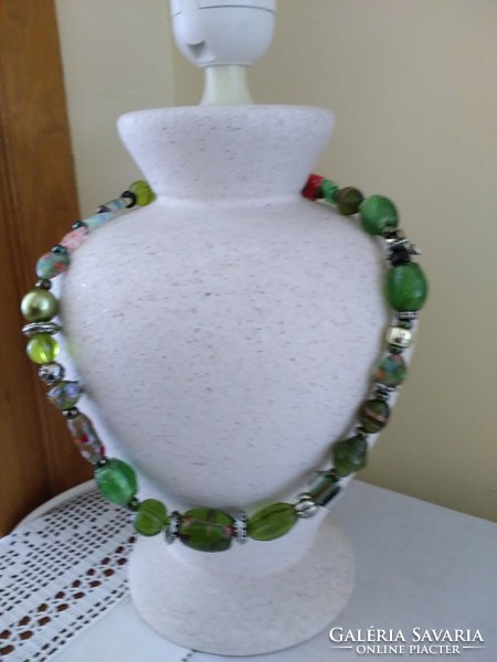 Zöld és különféle színes Muránói üveg gyöngyökkel díszített nyaklánc