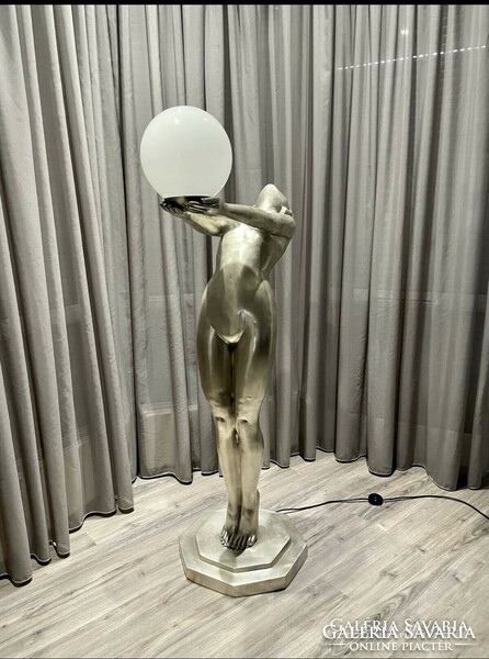 Különleges állólámpa női akt szobor