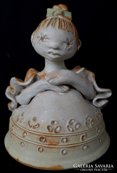 DT/260 - Kovács Éva Orsolya keramikus – Ülő masnis lány