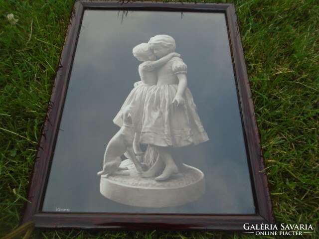 3 Figurative marble statue images from the xx.No. A masterpiece with ribbons in a solid wooden frame from the front