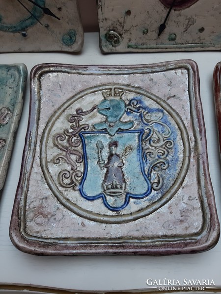 Pünkösti Gabriella keramikus művész raku kerámia címeres falikép lakásdekoráció