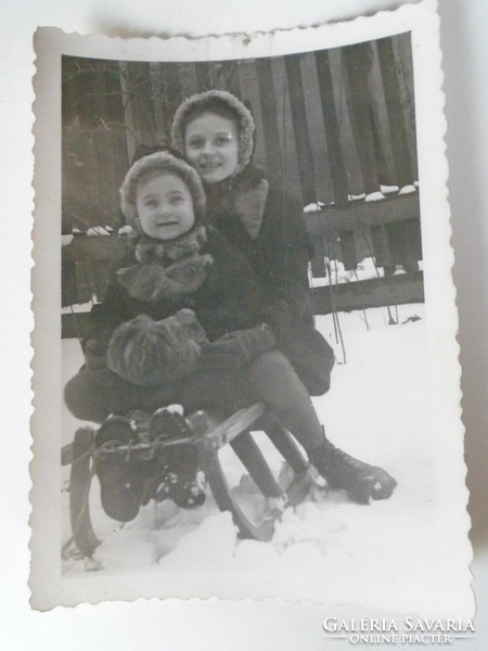 D196095    Régi fotó -Kislányok  szánkón 1940-50's