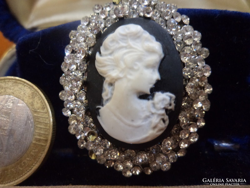 Cameo pendant - framed with sparkling crystals, 3.8 x 4.8 cm
