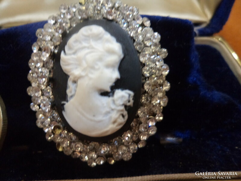 Cameo pendant - framed with sparkling crystals, 3.8 x 4.8 cm