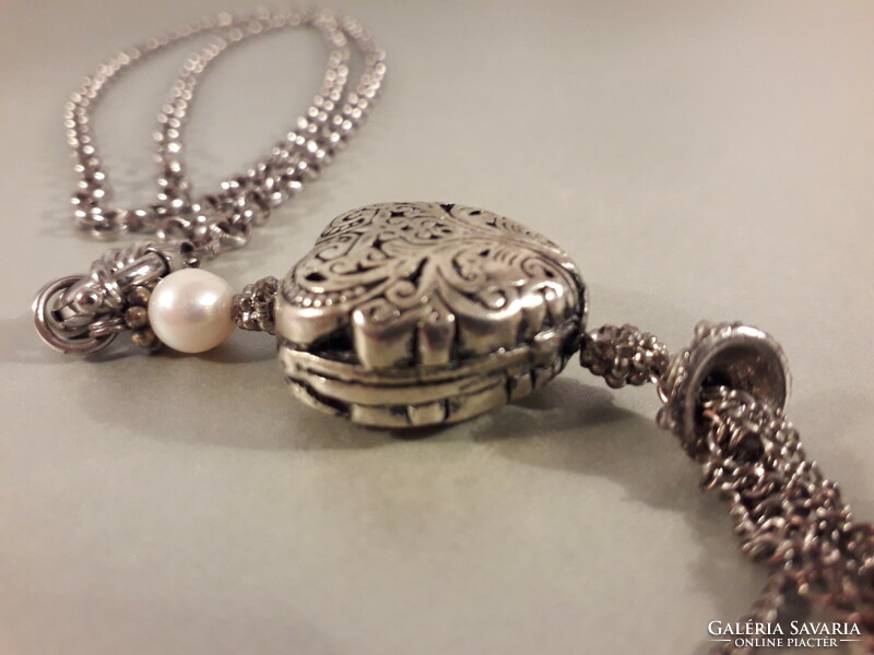 Five different bizzu together with a chain pendant pearl and a zuszu bracelet are worth looking at the pictures