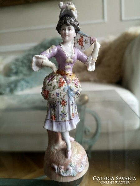Antik porcelán hölgy legyezővel barokk ruhában, kézzel festett, 1818 jelzett, sérült, hiányos,