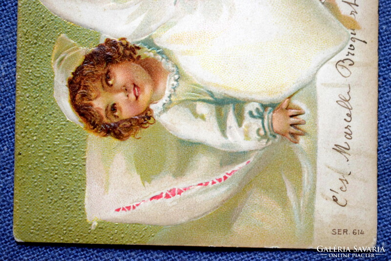 Antik dombornyomott humoros litho képeslap hálósipkás kisgyerek paplanban
