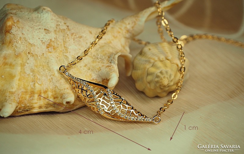 Gold-colored fashion jewelry (goldfilled) necklace with pendant