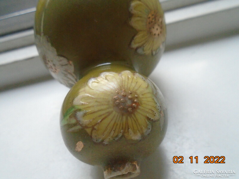 Ancient double gourd shape hand-painted majolica vase with white and gold flower pattern, marked