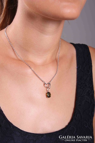 Silver-colored fashion jewelry necklace with green stone pendant (goldfilled)