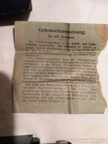 Valamilyen régi német mérőműszer,  dobozában,  leírással