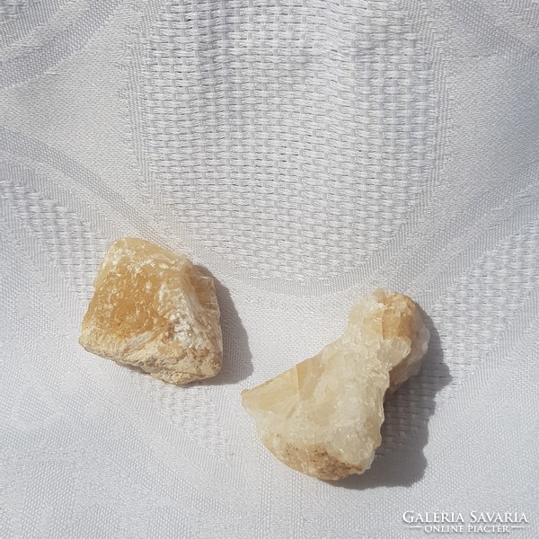 Kőzetgyűjteményből 2 kvarc kristály