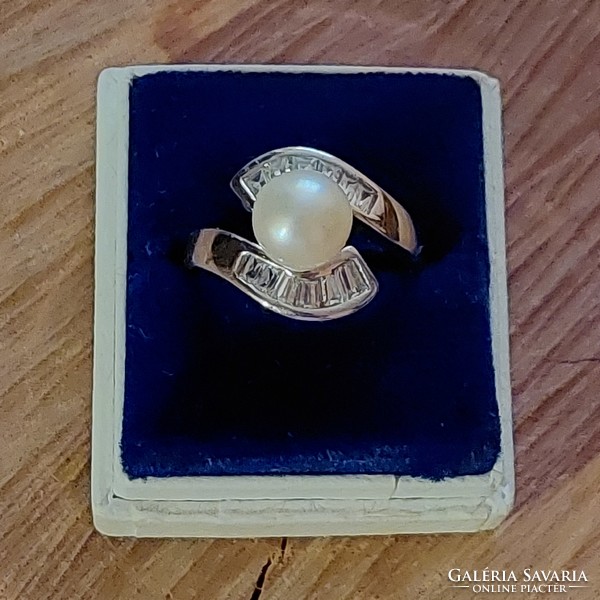 A wonderful silver ring with real pearls and zirconia stones