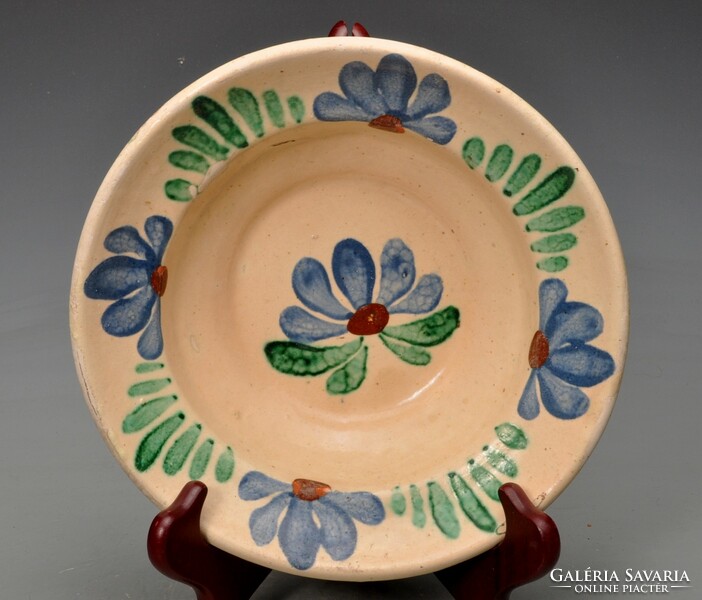 Antique Transylvanian (Szilágyság) glazed floral wall plate, earthenware with hanging lugs, 1910s