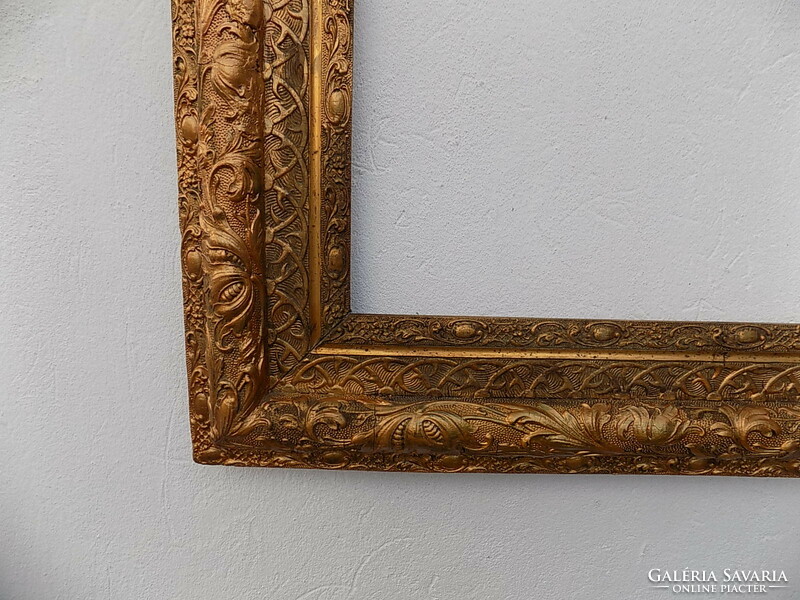 Gilded picture frame. Size: 124.5 x 97 cm.