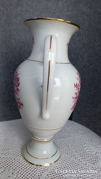 Hollóházi kézi festésű nagy füles váza, jelzett, ép, 29 cm magas aljának átm. 9,5 cm, nyílása 11 cm.
