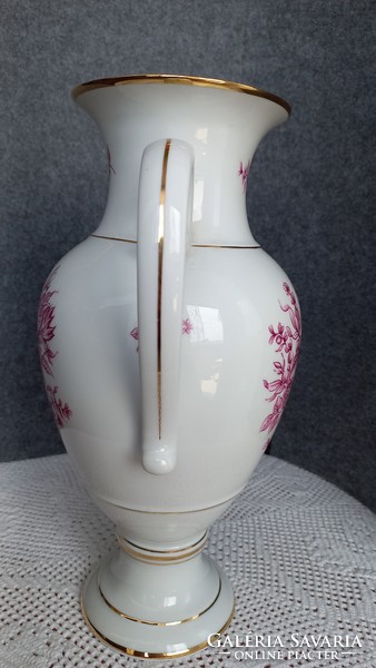 Hollóházi kézi festésű nagy füles váza, jelzett, ép, 29 cm magas aljának átm. 9,5 cm, nyílása 11 cm.