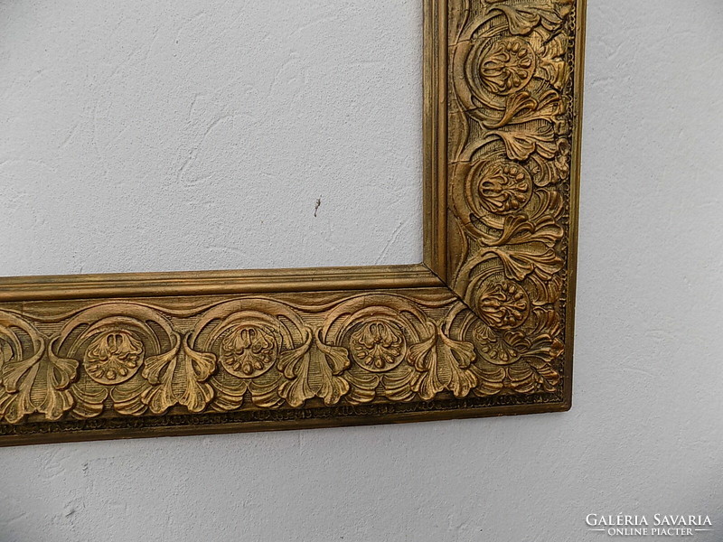 Gilded picture frame. Size: 117.5 x 96.5 cm.