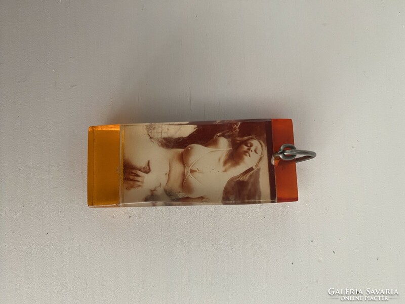 Retro tobacconist, key ring with nude pictures