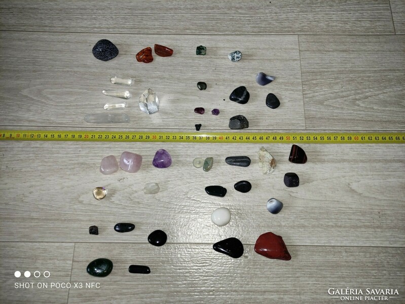 Legjobb áron 39 darab természetes ásvány kő együtt különböző  borostyán hegyi kristály stb.