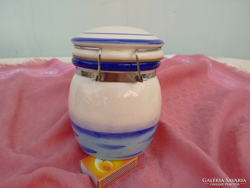 Porcelain spice holder with clasp