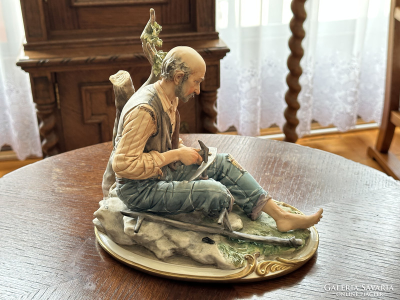 Capodimonte porcelánfajansz figura / Kaszaélező