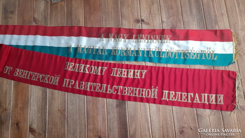 Szocialista zászló, koszorú felirat " A nagy Leninek a Magyar kormányküldöttségtől"