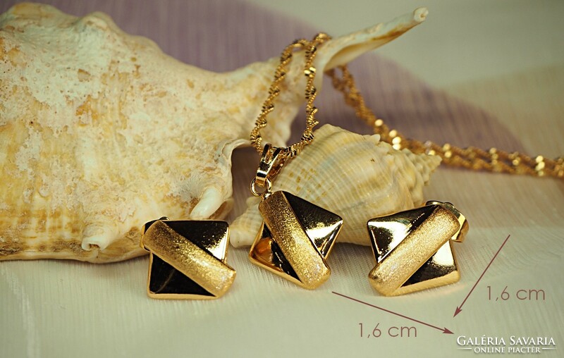 Gold-colored (goldfilled) jewelry set, with necklace, pendant, and earrings.
