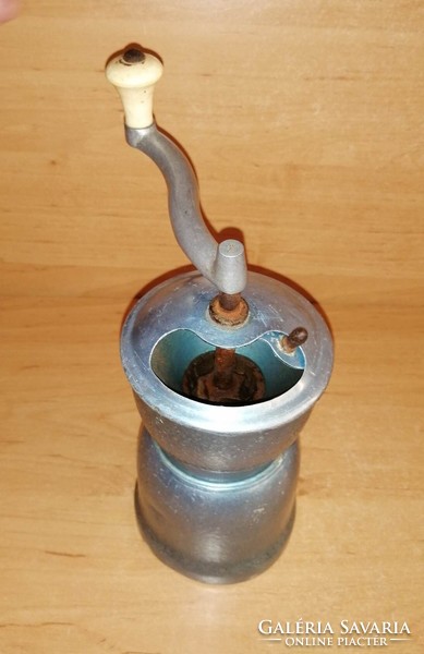 Antique metal pepper grinder (25/d)
