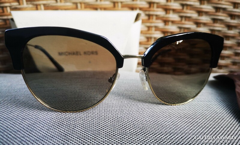 Michael kors sunglasses model mk1033 savannah in original box. Gold black, gold/black