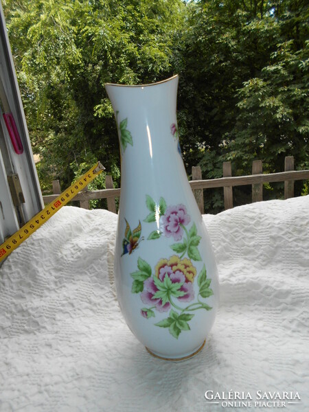 Pillangó, hortenzia mintás Hollóházi porcelán ﻿váza. 25 cm magas.