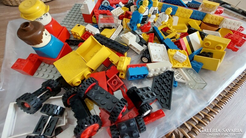 Lego mindenféle játék elemek ,kockák, figurák, autókerekek, néhány darab Duplo-val ( 1050 gramm) )