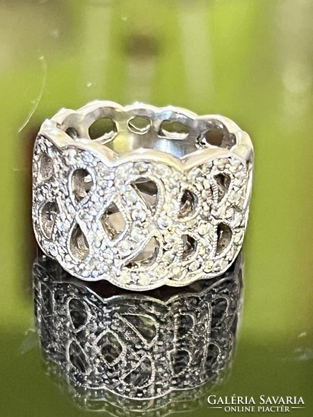 Impressive and dazzling silver ring