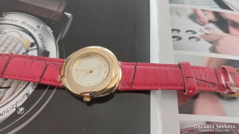 (K) avon women's watch 3.0 cm wide without crown. Works well.