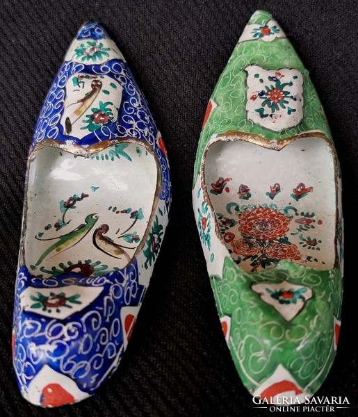 Dt/280 – 2 pieces of old metal shoe ornaments with compartment enamel