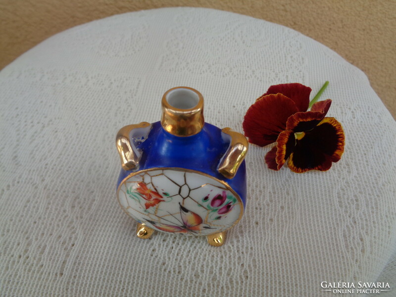 Zsolnay kis korsó , pillangós - virágos  és kézi festésű , vastagon aranyozott , pajzspecsétes