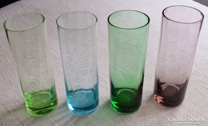 Régi színes üveg pohár 4 db. anyagában belül csavart bordázott mintás fújt üveg 6 x 16,8 cm