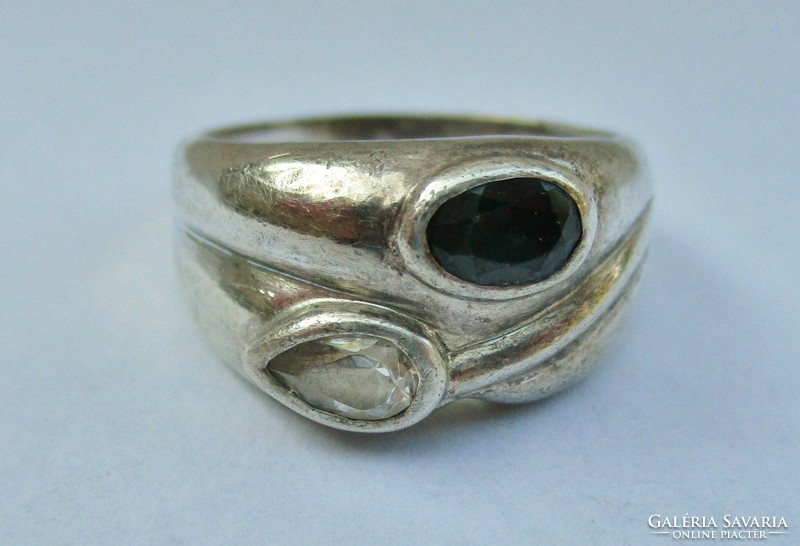Különleges ezüstgyűrű valódi szép zafírral