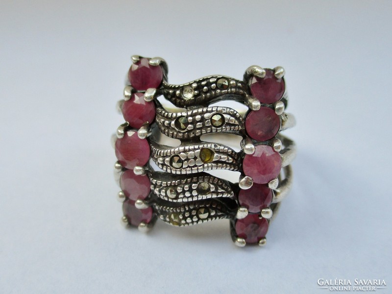 Különleges kézműves ezüst gyűrű valódi szép 2ct rubinnal markazitokkal